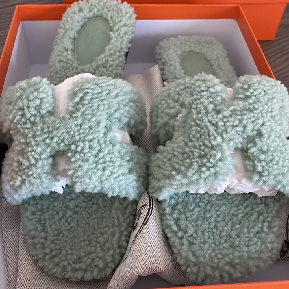 NIB HERMES Teddy Woolskin Oran Sandals Vert D'eau Furry Fuzzy  Sea Green 38.5 - Picture 3 of 5